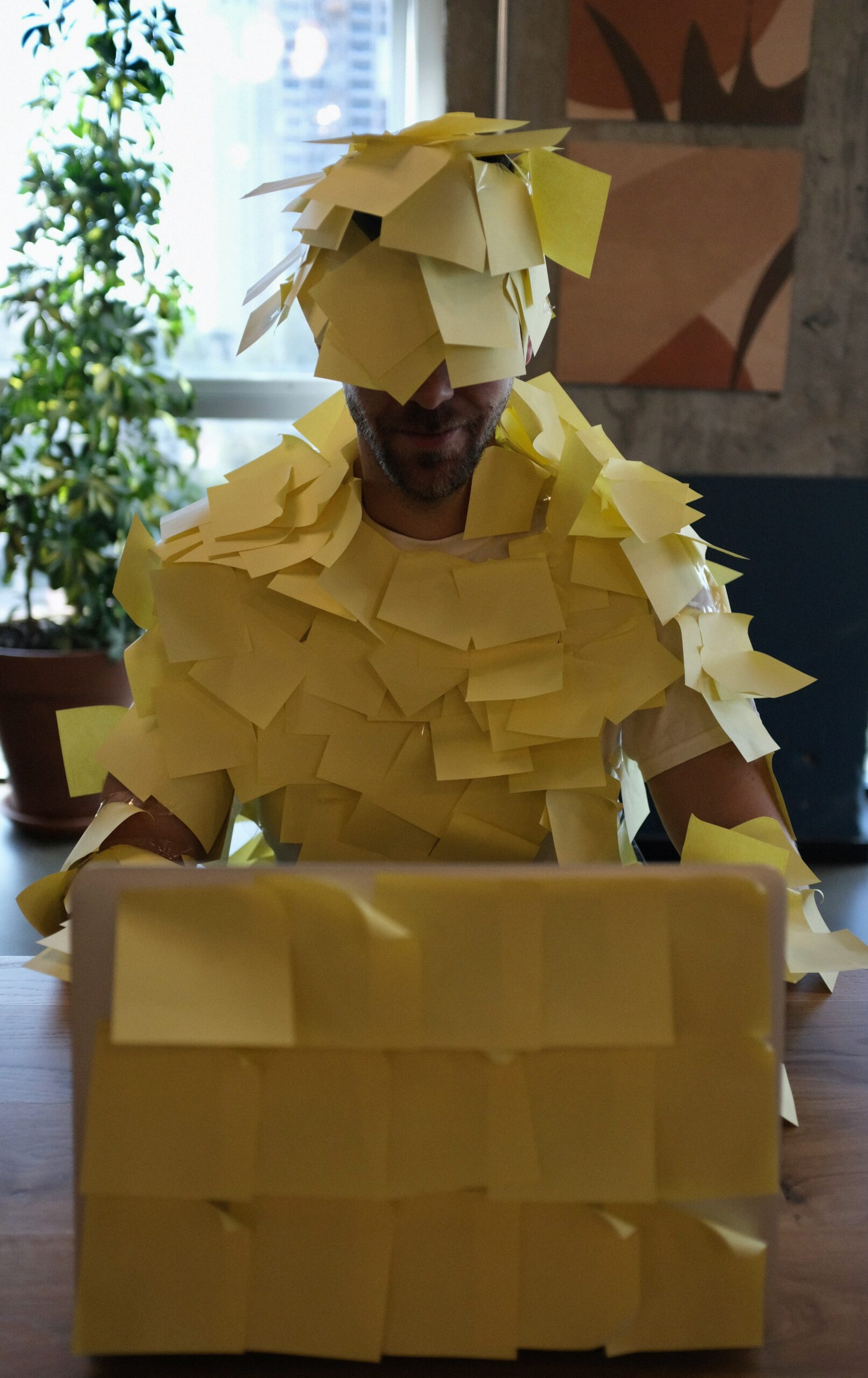 Mann mit gelben Haftnotizen als Bild für zu viele offene Möglichkeiten