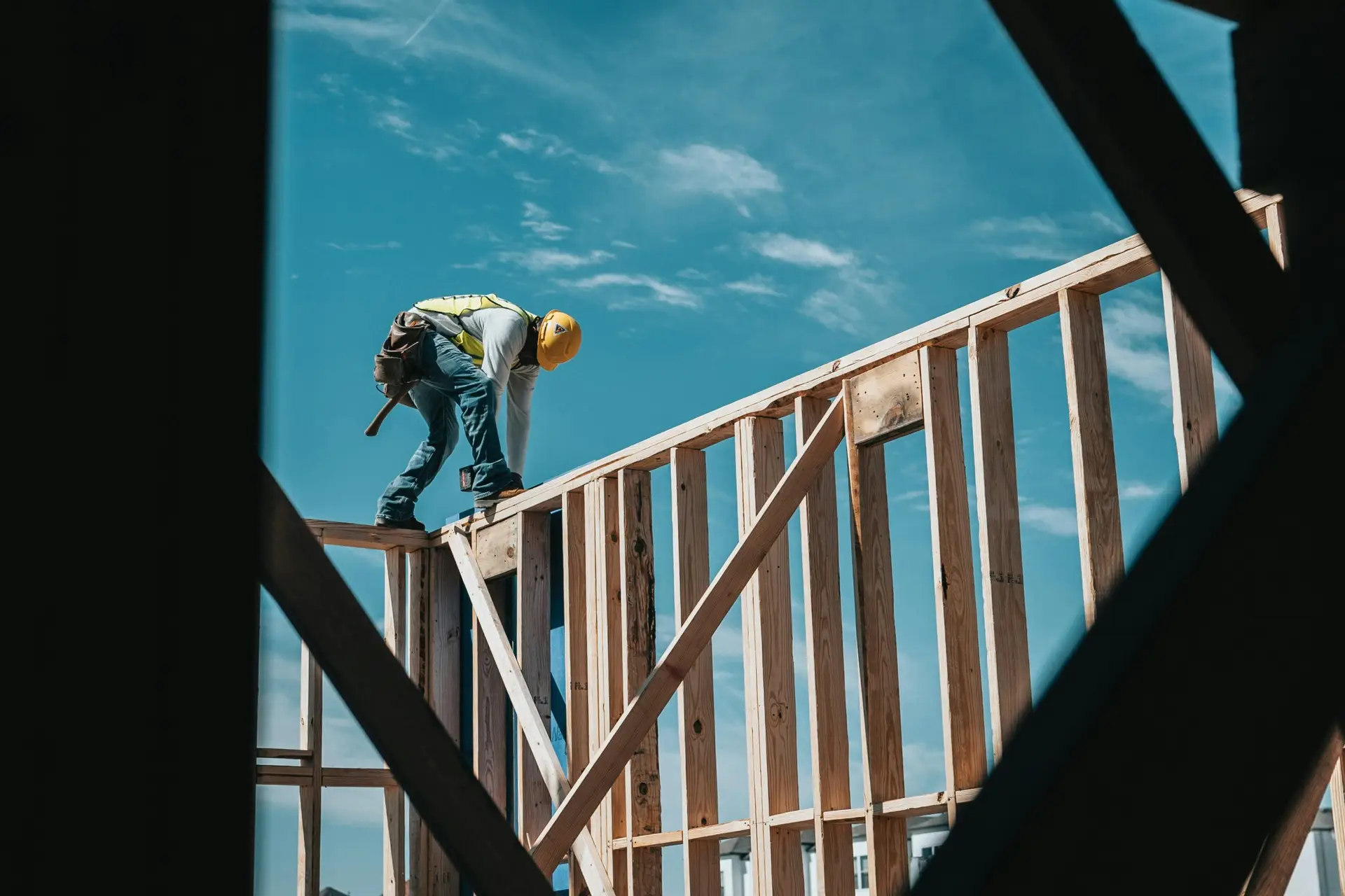 Handwerker bei der Arbeit an einem Holzbau