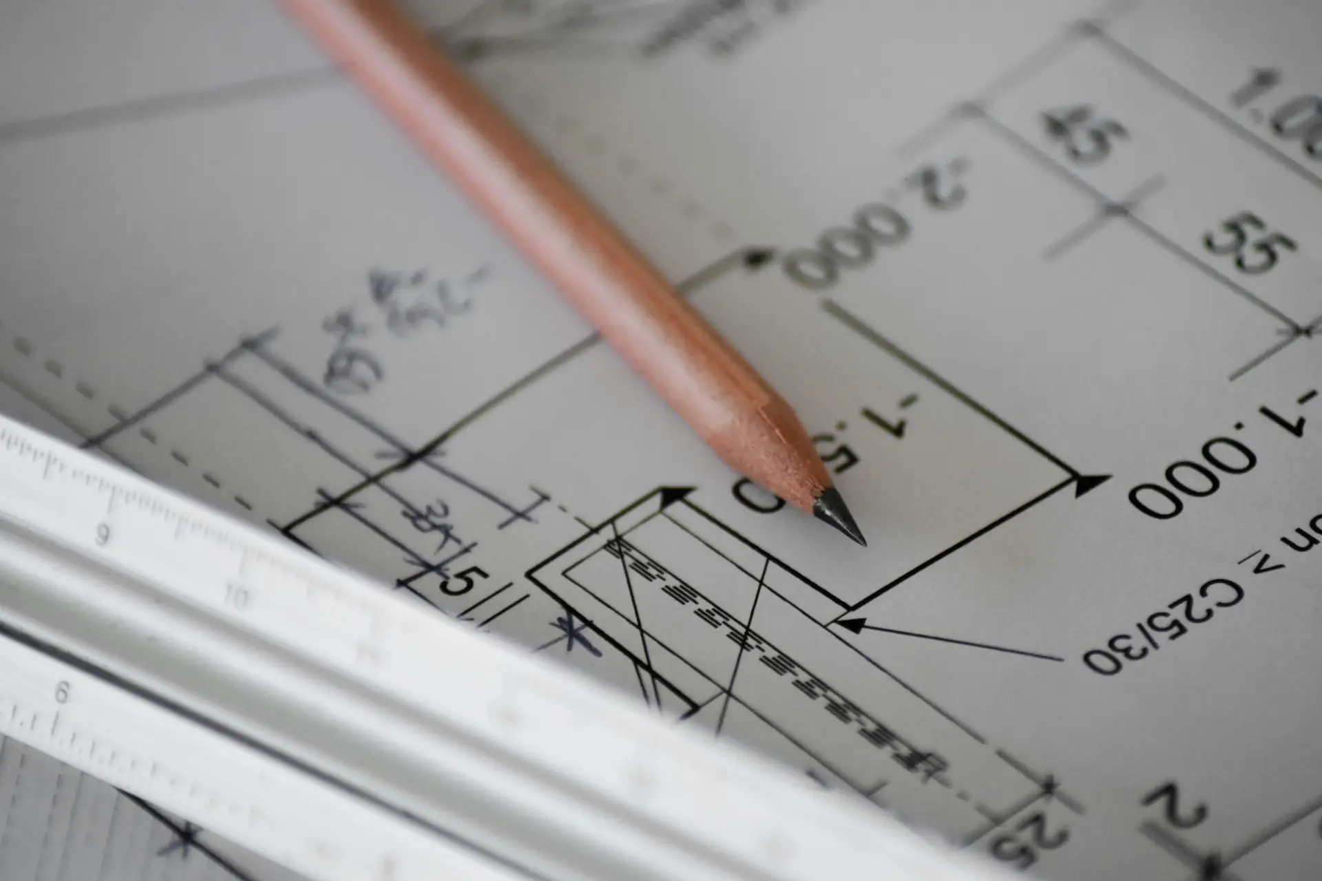 Bleistift und Lineal auf einem Bauplan